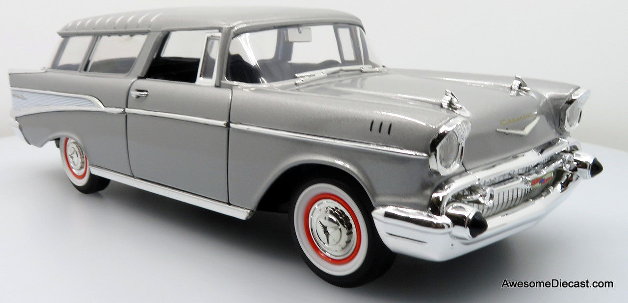 Chevrolet Nomad 1957 ミニカー1/18 1957 Chevrolet Nomad, Silver 1:18 Die Cast Model Car by Road