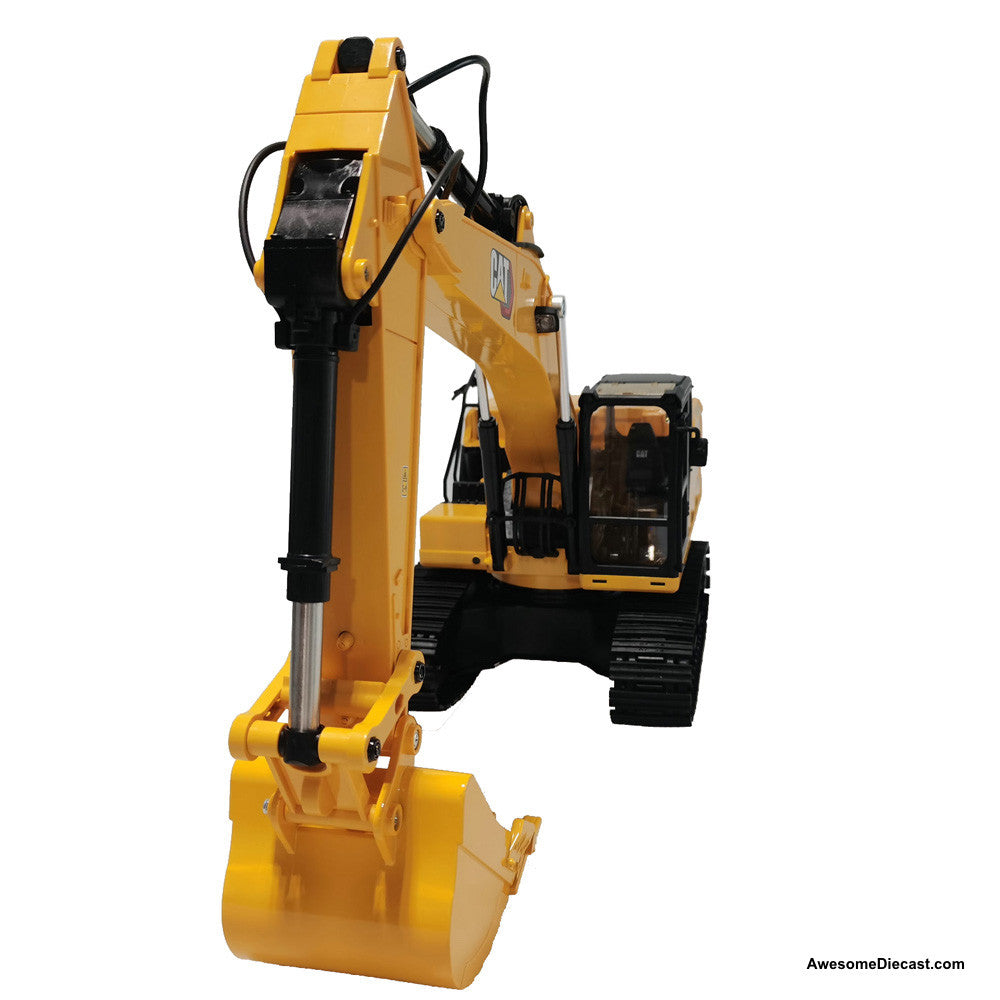 Diecast Masters 1:16 Caterpillar 320 Radio Controlled Excavator with Bucket, Grapple and Hammer Attachments