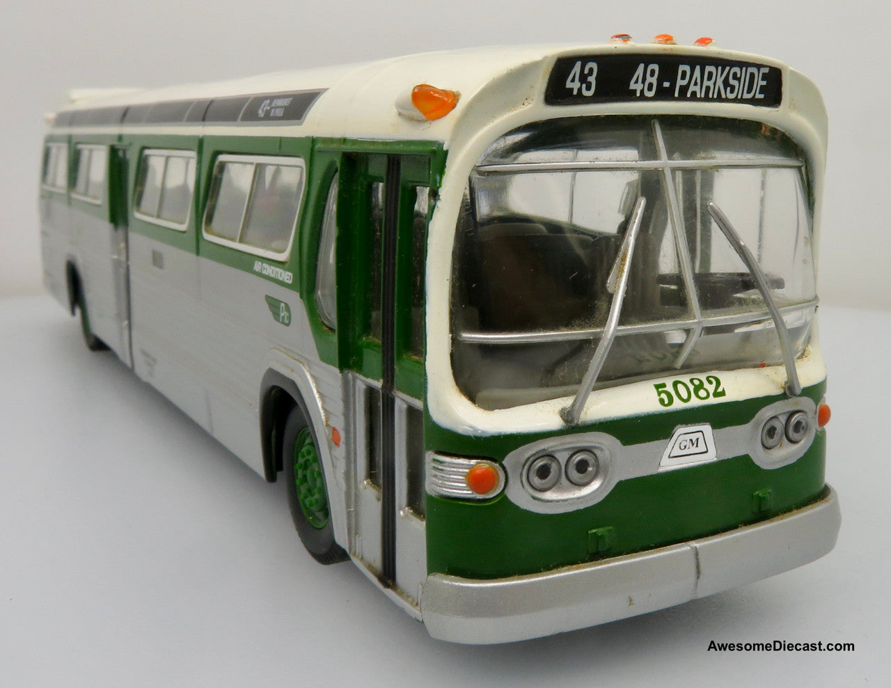 Corgi Classics 1:50 GM 5303 Fishbowl Bus: Philadelphia Transportation Company (PTC), Philadelphia