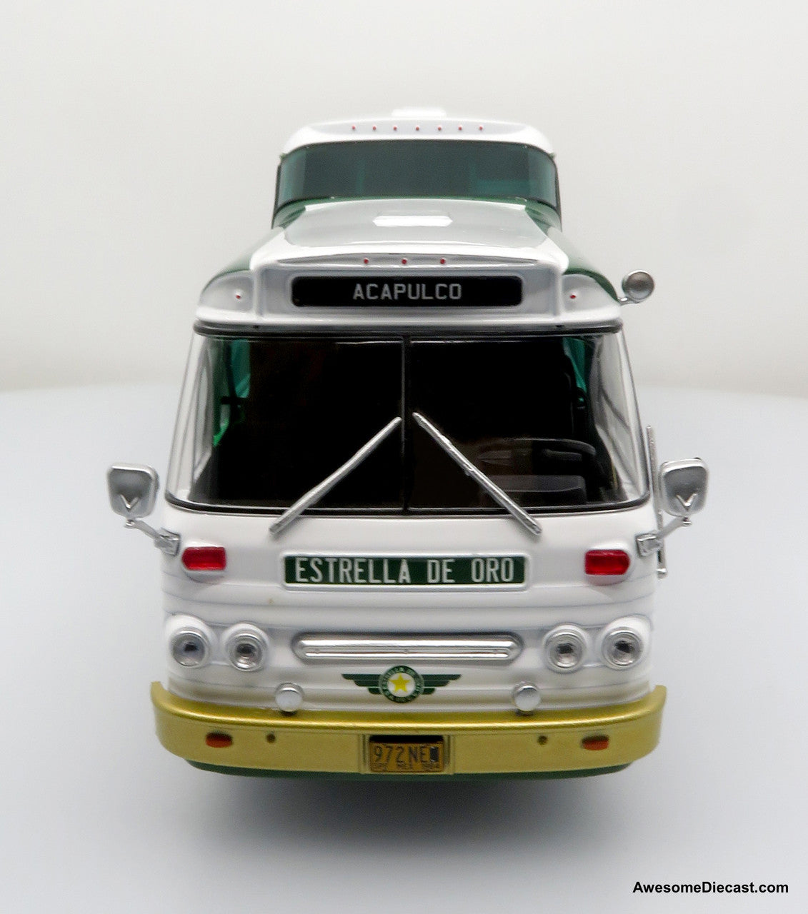 Sultana TM 44-18 SP Panoramico Coach - Estrella de Oro (Silver/Green) 1:43 Diecast Bus by Iconic Replicas
