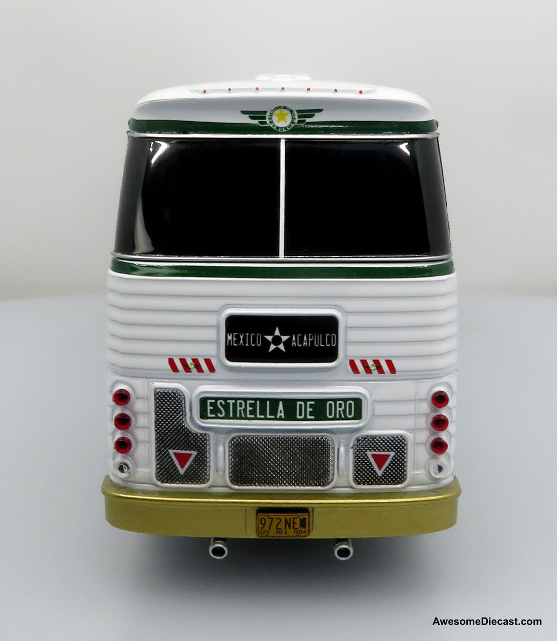 Sultana TM 44-18 SP Panoramico Coach - Estrella de Oro (Silver/Green) 1:43 Diecast Bus by Iconic Replicas