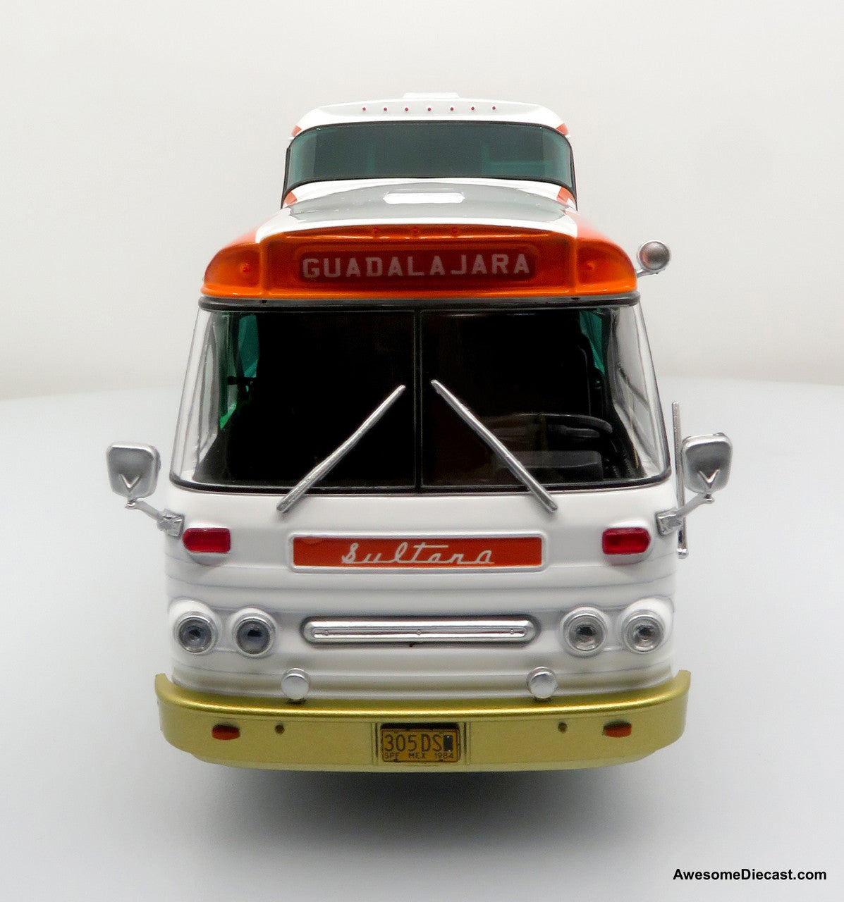 Sultana TM 44-18 SP Panoramico Coach - La Flecha Amarilla (Silver/Yellow) 1:43 Diecast Bus by Iconic Replicas