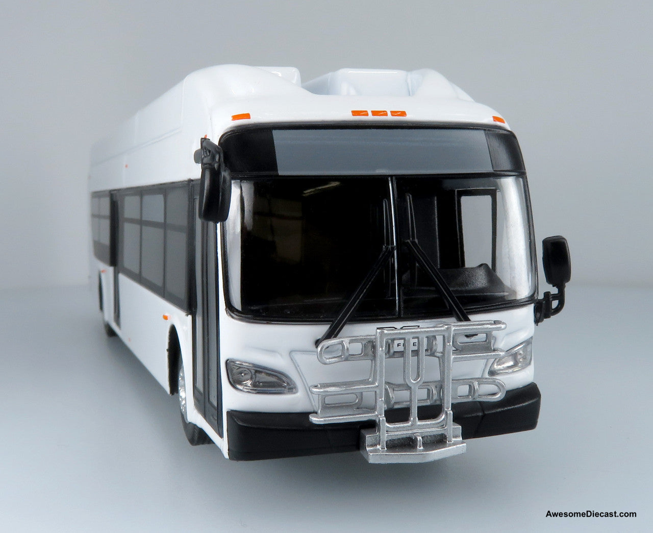 Iconic Replicas 1:64 NFI Xcelsior XN40 Transit Bus: Blank White