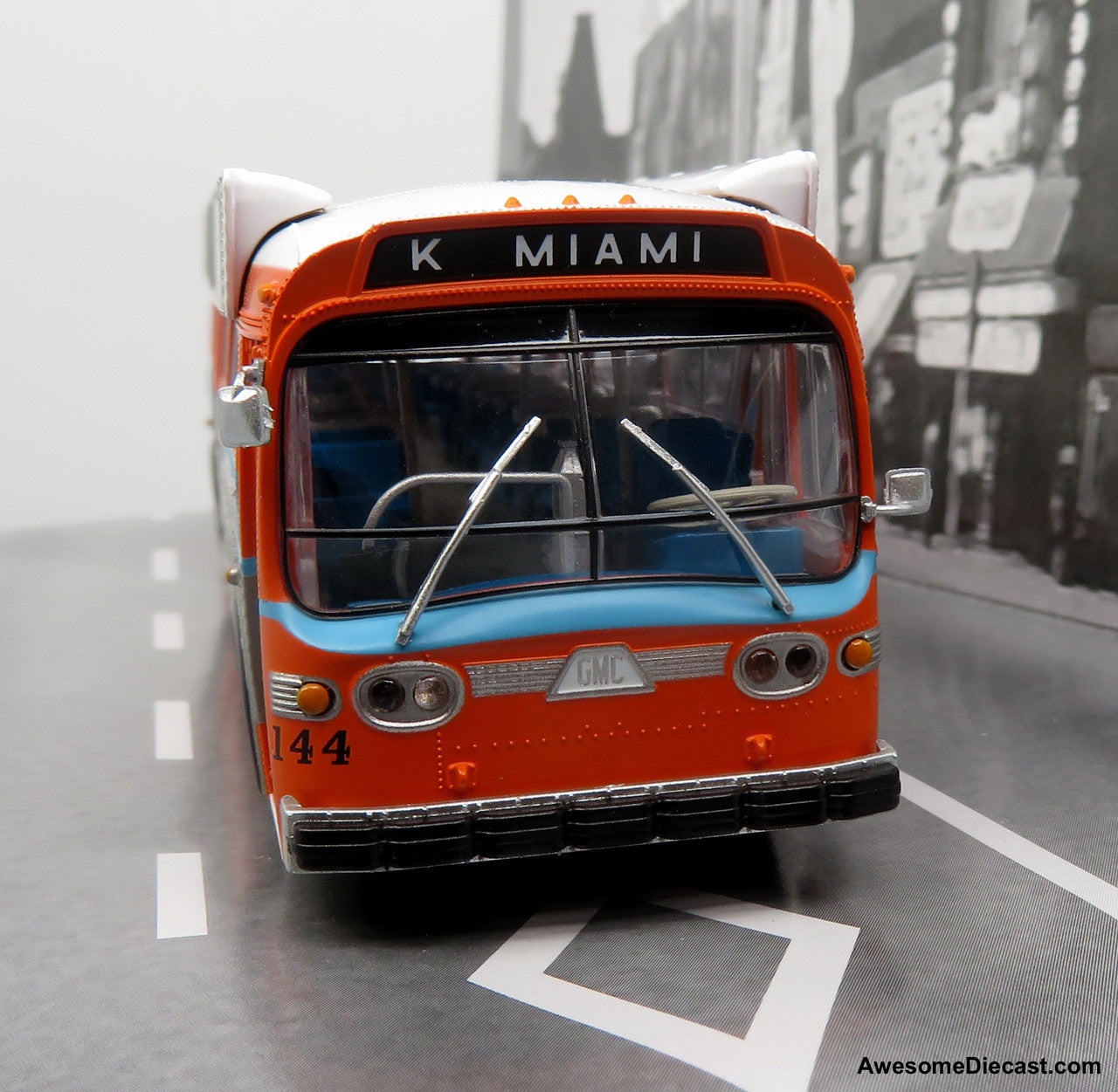 GM New Look Transit Bus: Miami Dade 1:87 (HO) ABS Plastic Bus by Rapido