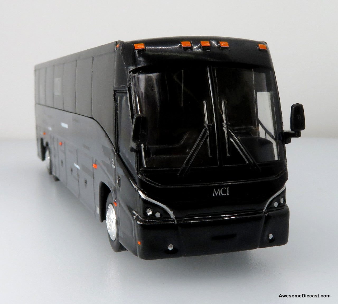 Iconic Replicas 1:87 MCI J4500 Coach: MCI 90th Anniversary