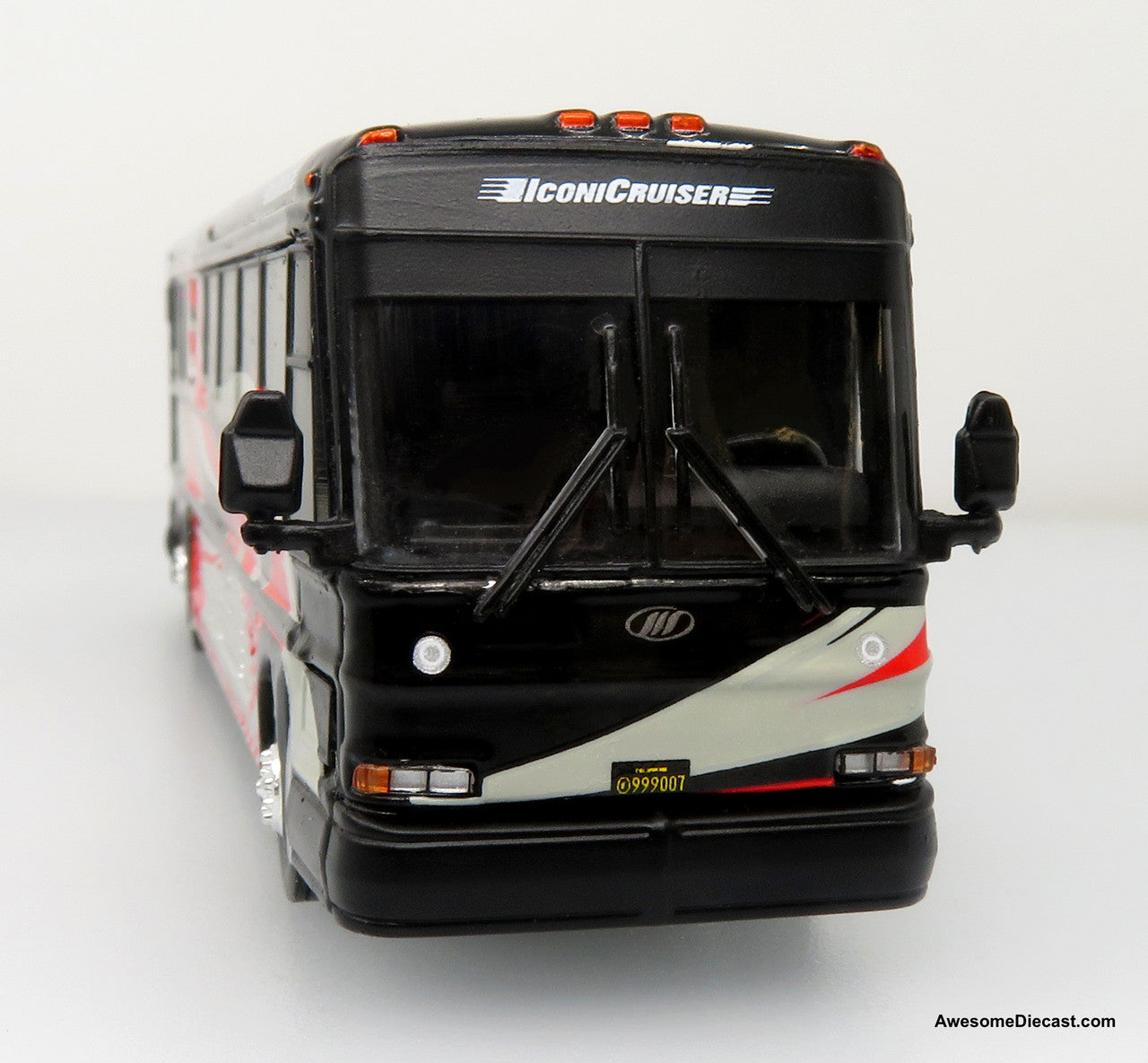 Iconic Replicas 1:87 MCI D4000 Coach: IconiCruiser