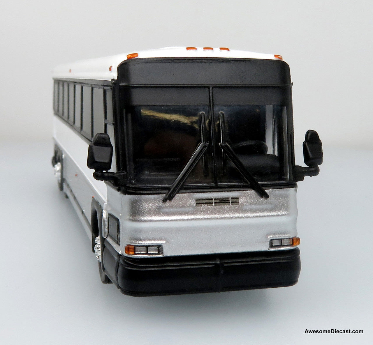 Iconic Replicas 1:87 MCI D4000 Coach: Blank White