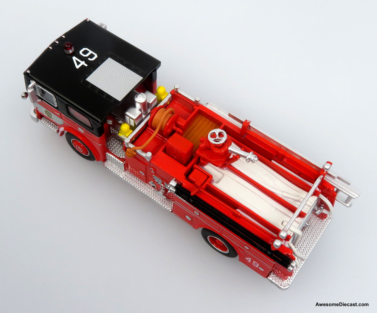1974 Ward LaFrance Fire Engine: Chicago Fire Department – Engine 49 1:87 (HO) Diecast Model Fire Truck by Iconic Replicas