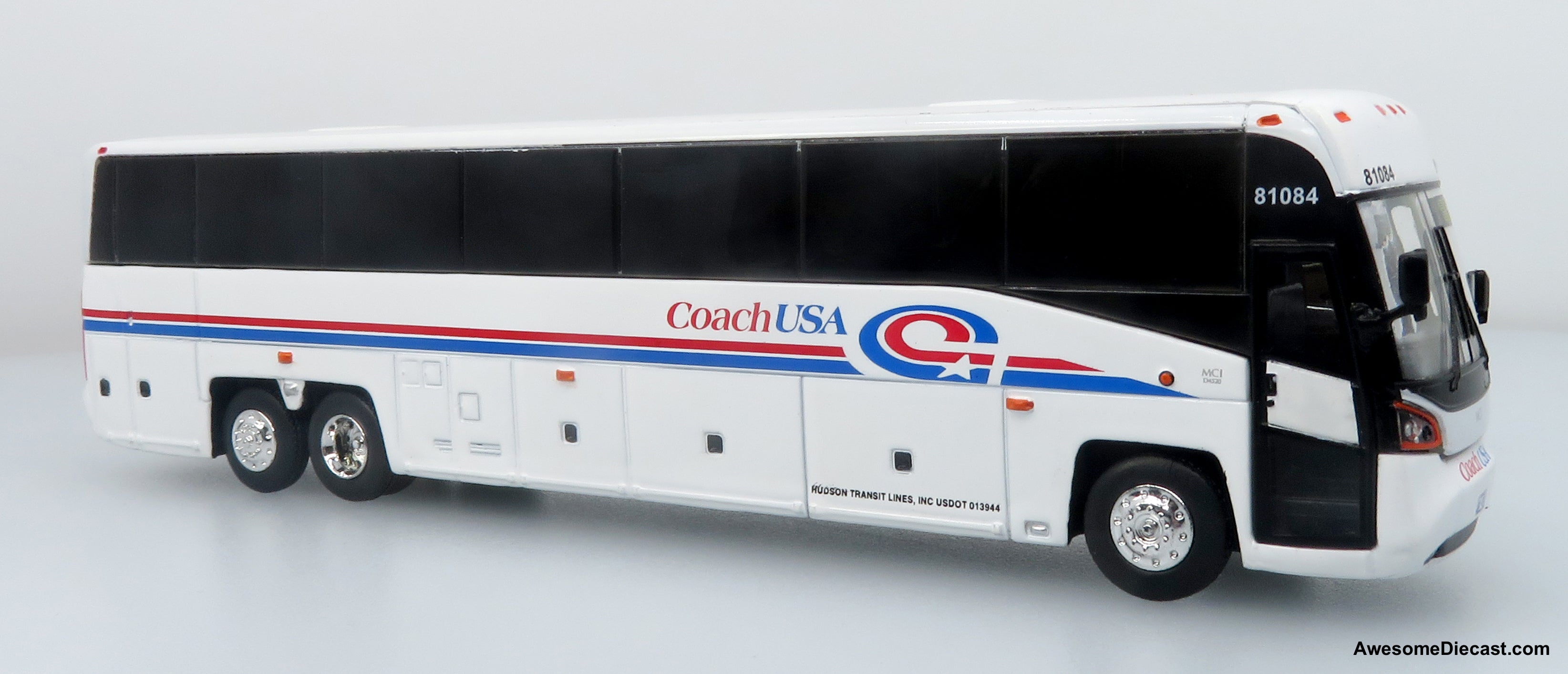 MCI D4520 Coach Bus: Coach USA 1:87 (HO) Diecast Model Bus by Iconic Replicas