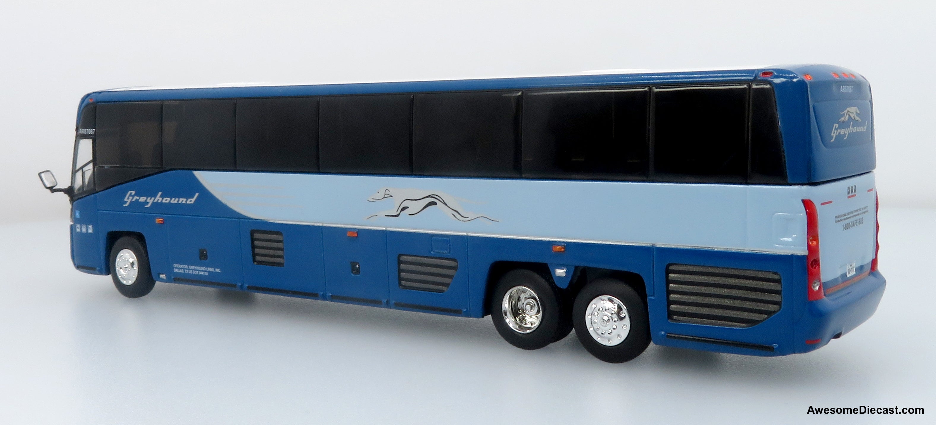 MCI D4520 Coach Bus: Greyhound Lines 1:87 (HO) Diecast Model Bus by Iconic Replicas