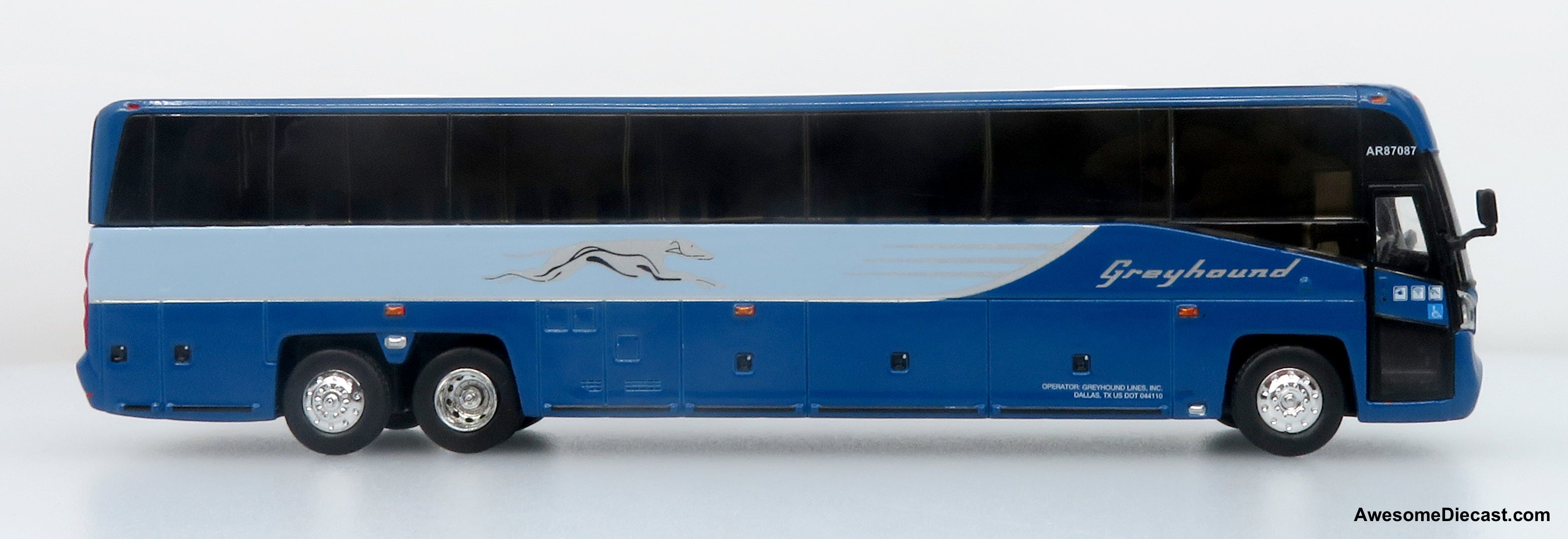 MCI D4520 Coach Bus: Greyhound Lines 1:87 (HO) Diecast Model Bus by Iconic Replicas