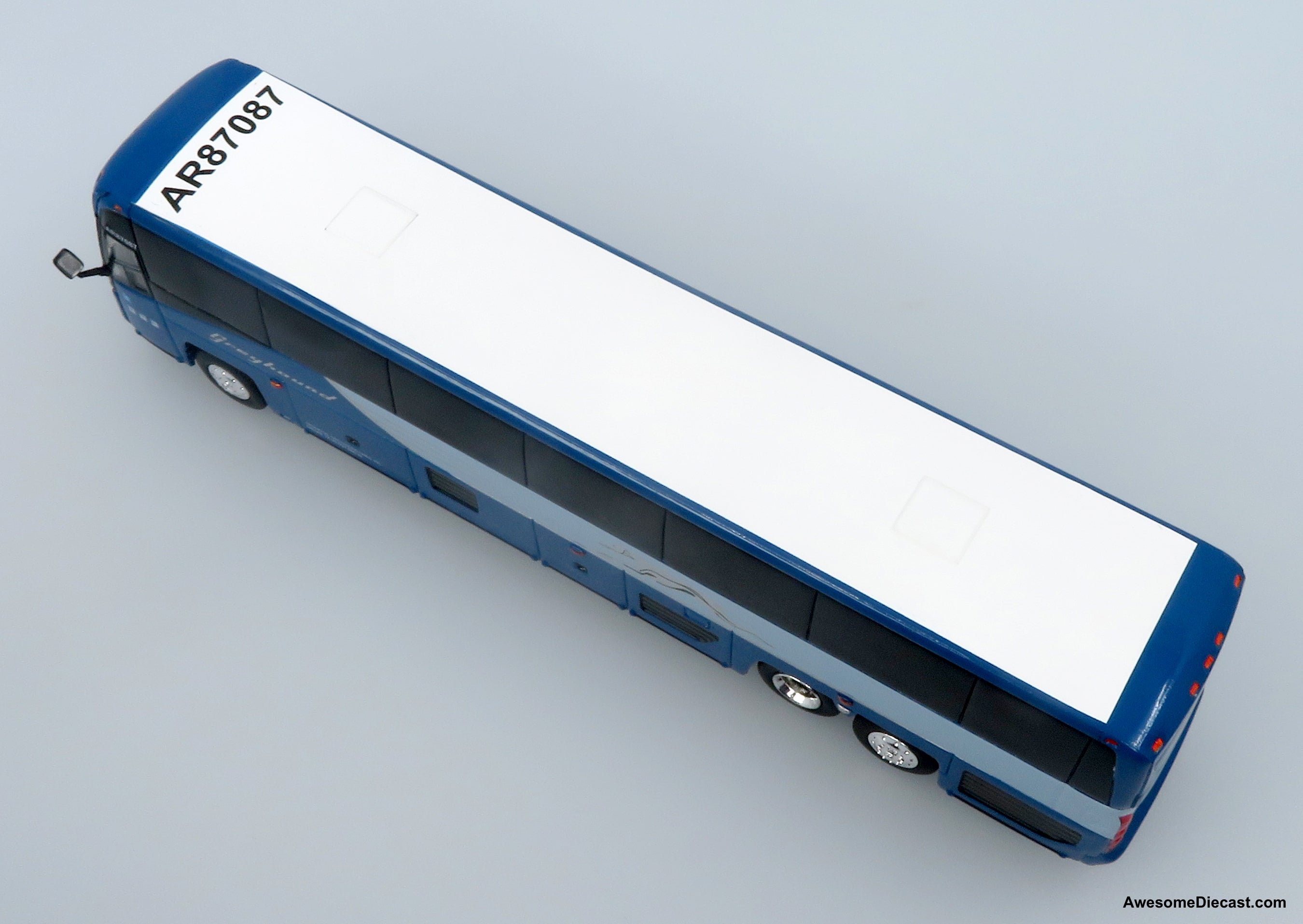 MCI D4520 Coach Bus: Greyhound Lines 1:87 (HO) Diecast Model Bus by Iconic Replicas