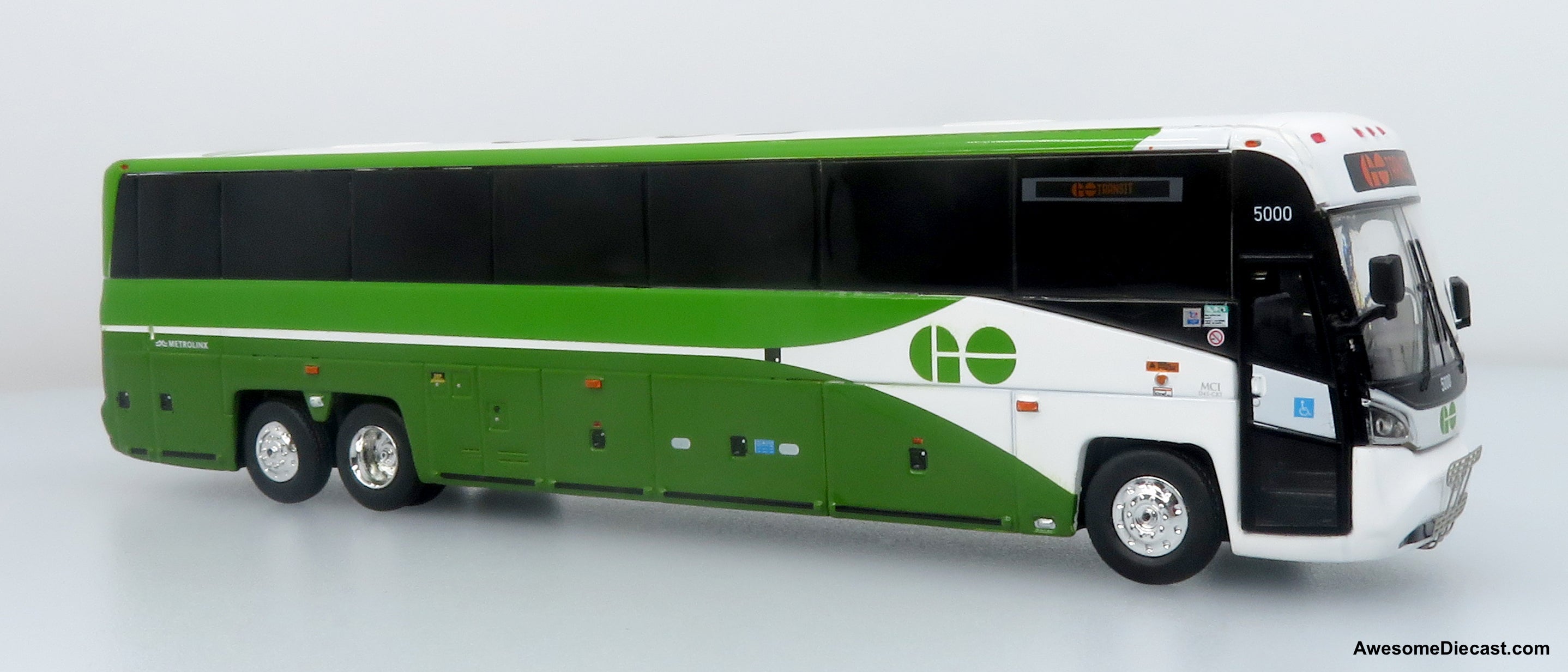 MCI D4520 Coach Bus: GO Transit 1:87 (HO) Diecast Model Bus by Iconic Replicas