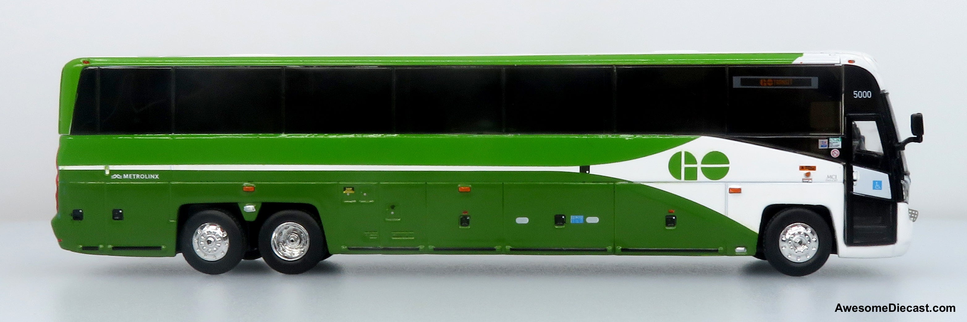 MCI D4520 Coach Bus: GO Transit 1:87 (HO) Diecast Model Bus by Iconic Replicas