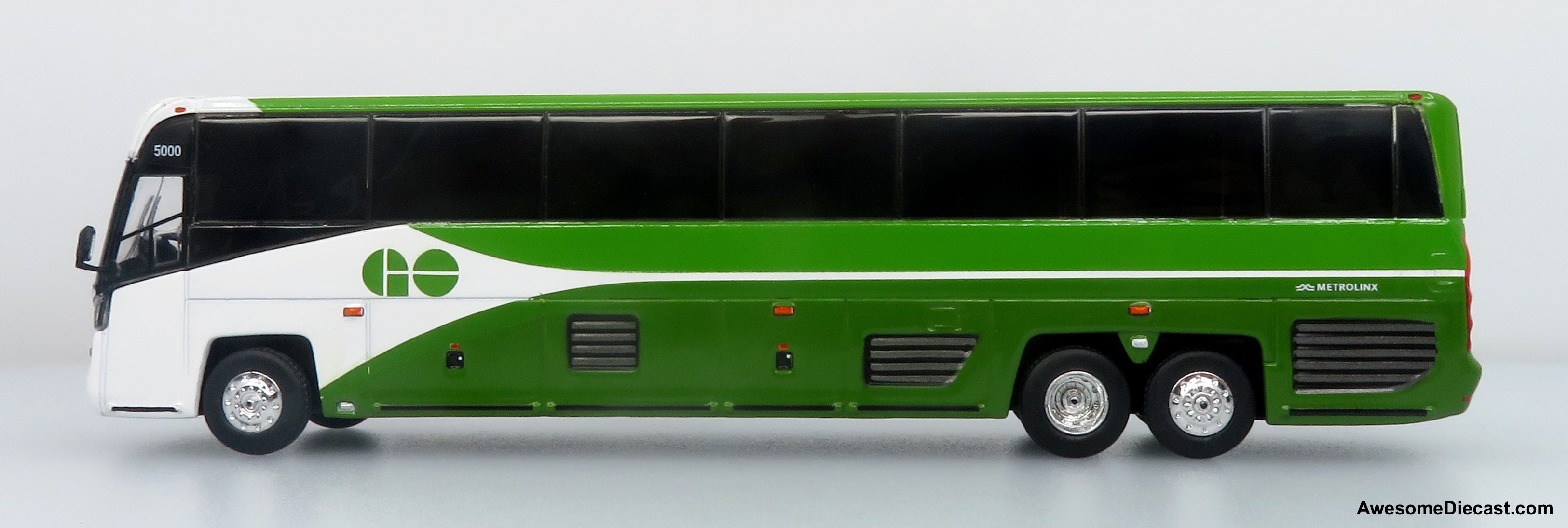 MCI D4520 Coach Bus: GO Transit 1:87 (HO) Diecast Model Bus by Iconic Replicas