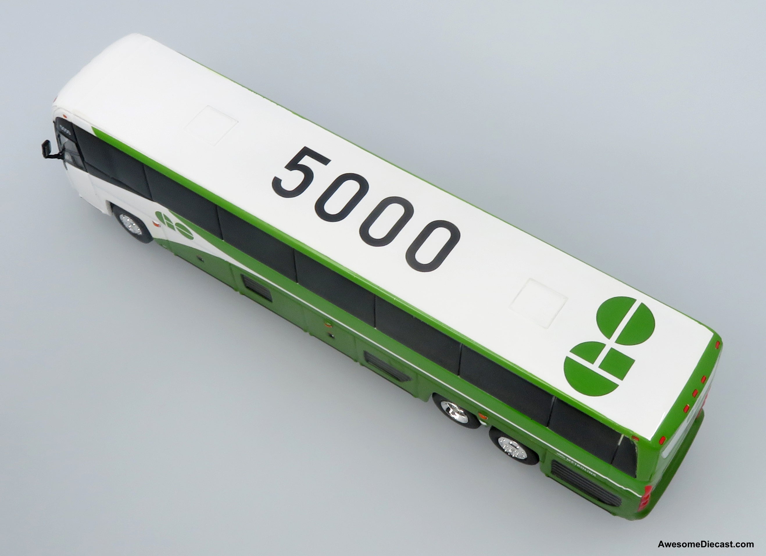 MCI D4520 Coach Bus: GO Transit 1:87 (HO) Diecast Model Bus by Iconic Replicas