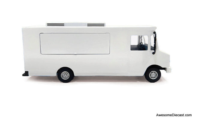 Grumman Olson Food Truck, White 1:64 Diecast Model Truck by American Diorama