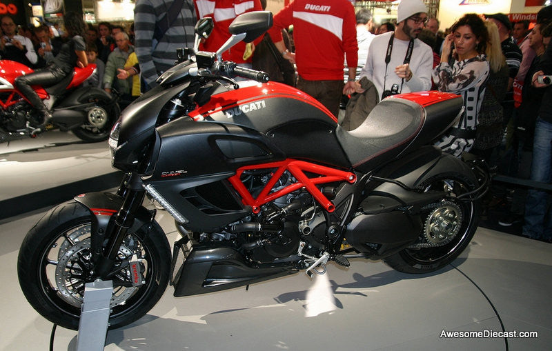 Ducati Diavel, Carbon Black/Red 1:12 Diecast Model Motorcycle by Maisto