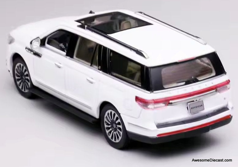 Lincoln Navigator SUV, White 1:64 Diecast Model Car by WTX