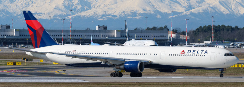 Boeing 767-400ER Delta Airlines (Reg #N829MH) 1:400 Diecast Model Plane by Gemini Jets