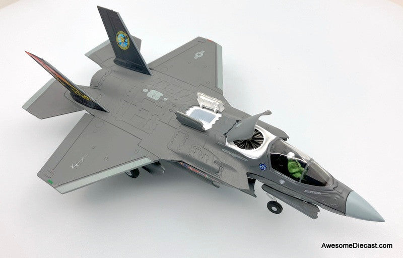 Flight Deck Models 1:72 Lockheed Martin F-35B Lightning 11: US Navy 2009, Air Test And Evaluation Squadron 23 "Salty Dogs"