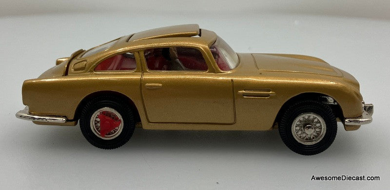 Corgi 1:43 Aston Martin DB5 w/Odd Job Figure: James Bond 007