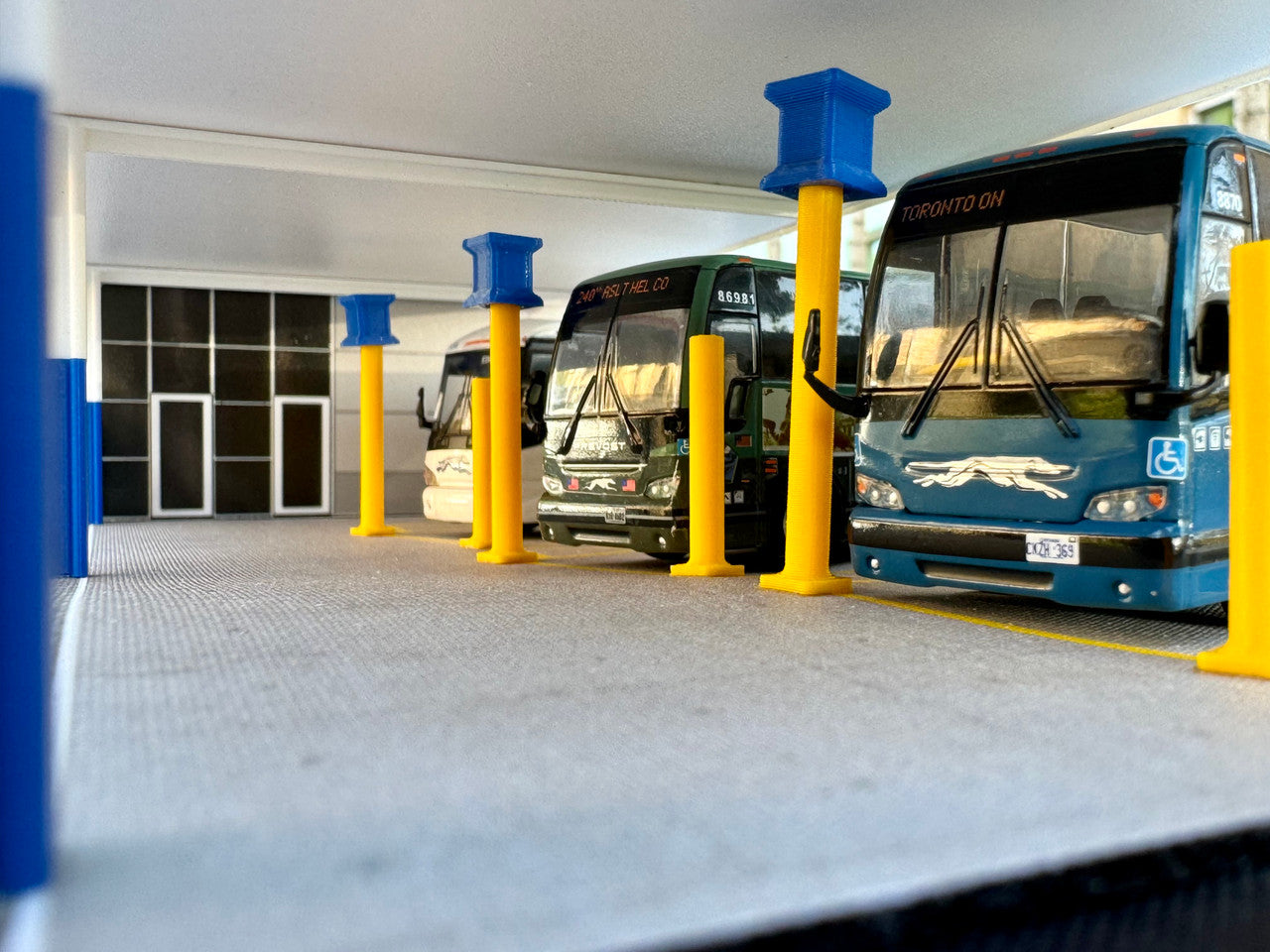 Greyhound 1:87 Bus Station Diorama - E-Z Assembly Kit for Diecast Collectors by Iconic Replicas