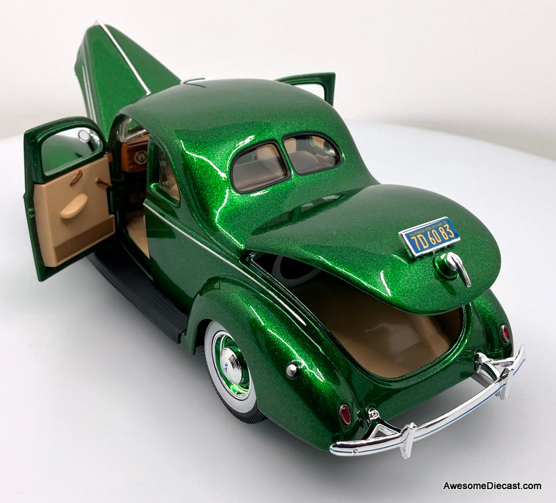 1939 Ford Deluxe Coupe, Metallic Green 1:18 Diecast Model Car by Maisto