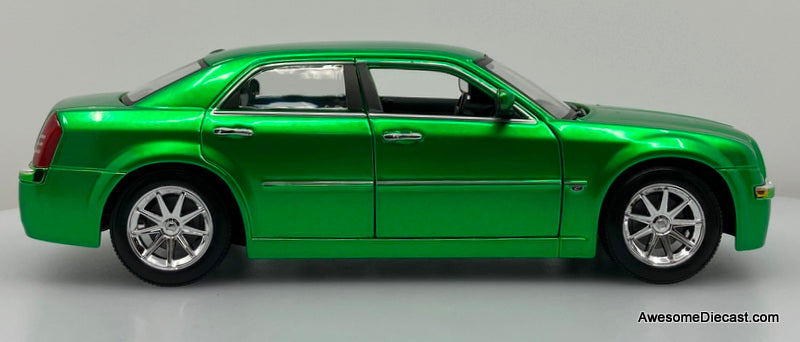 2005 Chrysler 300C HEMI, Metallic Green 1:18 Diecast Model Car by Maisto