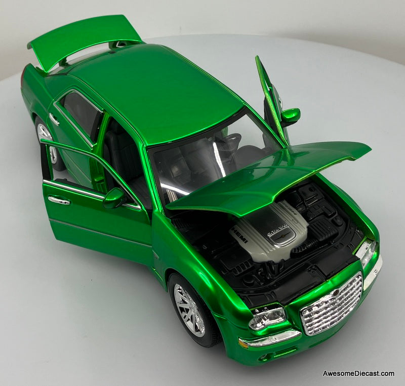 2005 Chrysler 300C HEMI, Metallic Green 1:18 Diecast Model Car by Maisto