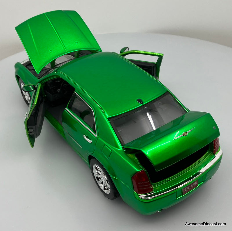 2005 Chrysler 300C HEMI, Metallic Green 1:18 Diecast Model Car by Maisto