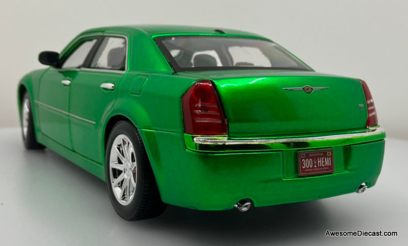 2005 Chrysler 300C HEMI, Metallic Green 1:18 Diecast Model Car by Maisto