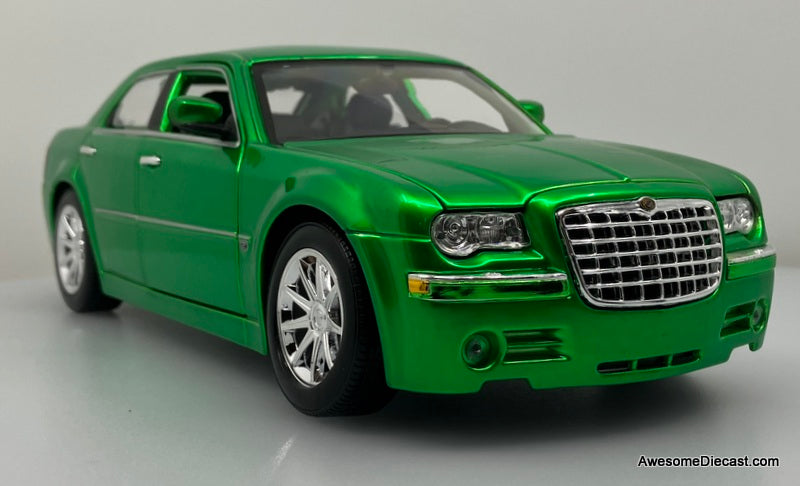 2005 Chrysler 300C HEMI, Metallic Green 1:18 Diecast Model Car by Maisto
