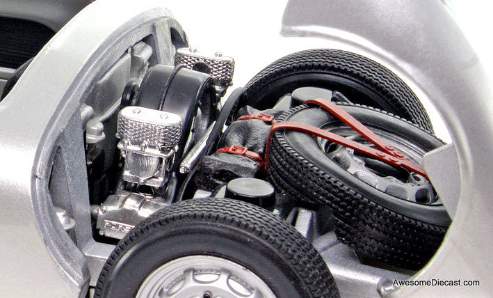 1955 Porsche 550 A Spyder, Silver 1:18 Diecast Model Car by Maisto