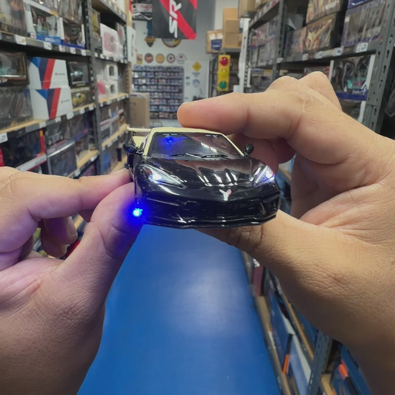 The model demonstrating the different light modes it has, including the siren.